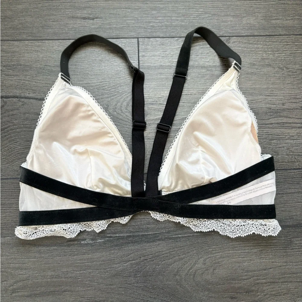 Victoria's Secret White Lace Bralette Wireless Front Close Black Trim Size M